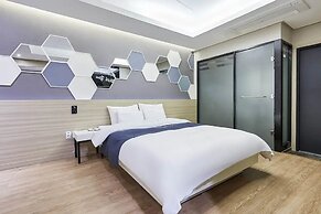 Hotel Forest River Novel