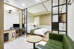 Hotel Forest River Novel