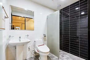 Hotel Forest River Novel