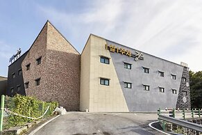 Hotel Forest River Novel