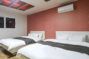 Hotel Forest River Novel