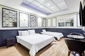 Hotel Forest River Novel