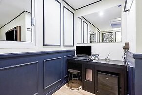 Hotel Forest River Novel