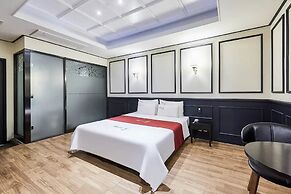 Hotel Forest River Novel