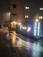 Hotel Forest River Novel