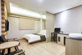 Hotel Forest River Novel