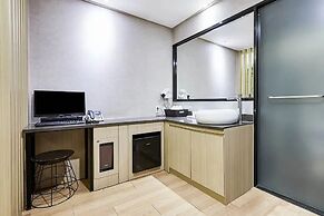 Hotel Forest River Novel