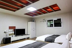 Hotel Forest River Novel