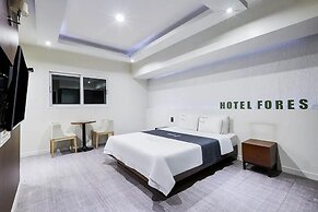 Hotel Forest River Novel