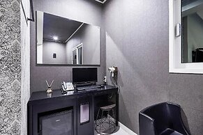 Hotel Forest River Novel