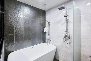 Hotel Forest River Novel