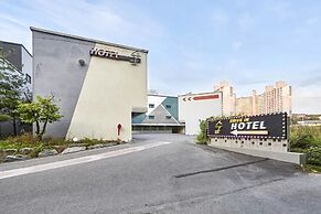 Hotel Forest River Novel