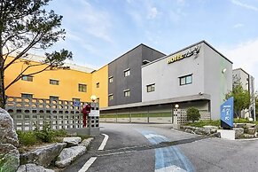 Hotel Forest River Novel