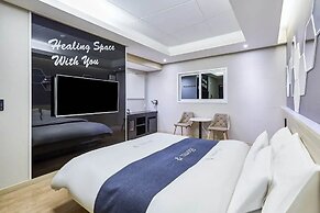 Hotel Forest River Novel