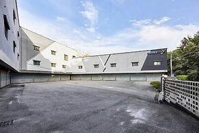 Hotel Forest River Novel