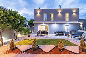 Luxury Villa Entrata-Five Bedroom Villa