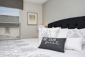 Be Our Guest At 1600cpc 4 Bedroom Townhouse by RedAwning