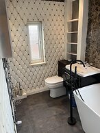 Captivating 4-bed House in Wakefield