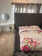 Captivating 4-bed House in Wakefield