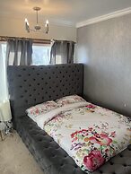 Captivating 4-bed House in Wakefield