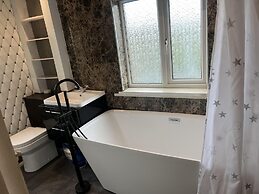 Captivating 4-bed House in Wakefield