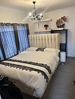 Captivating 4-bed House in Wakefield