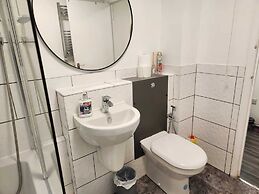 Grays Apartment With City Views Lakeside Shopping