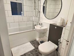 Grays Apartment With City Views Lakeside Shopping