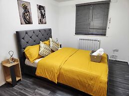 Grays Apartment With City Views Lakeside Shopping