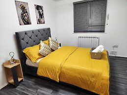 Grays Apartment With City Views Lakeside Shopping