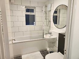 Grays Apartment With City Views Lakeside Shopping