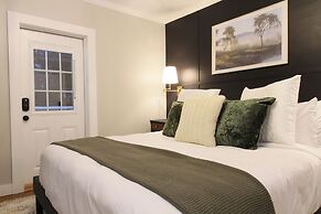 The Aurora Inn & Cottages