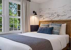 The Aurora Inn & Cottages