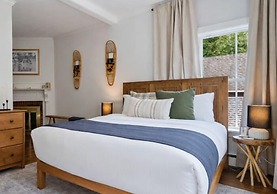 The Aurora Inn & Cottages