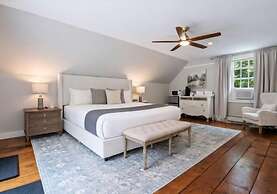 The Aurora Inn & Cottages