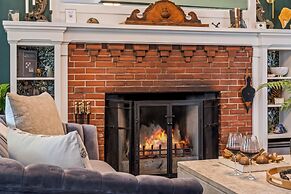 The Aurora Inn & Cottages