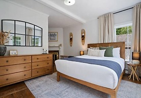 The Aurora Inn & Cottages