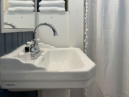 The Aurora Inn & Cottages