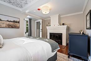 The Aurora Inn & Cottages