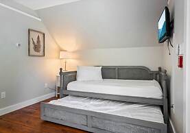 The Aurora Inn & Cottages