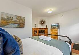 The Aurora Inn & Cottages