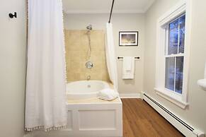 The Aurora Inn & Cottages