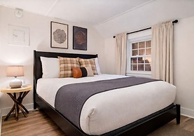 The Aurora Inn & Cottages