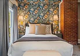 The Aurora Inn & Cottages