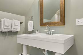 The Aurora Inn & Cottages