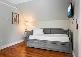 The Aurora Inn & Cottages
