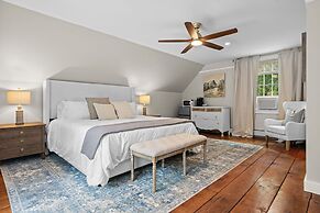 The Aurora Inn & Cottages