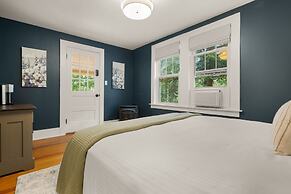 The Aurora Inn & Cottages