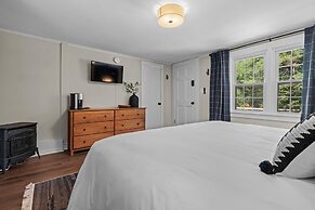 The Aurora Inn & Cottages