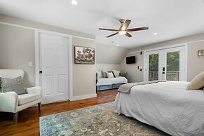 The Aurora Inn & Cottages